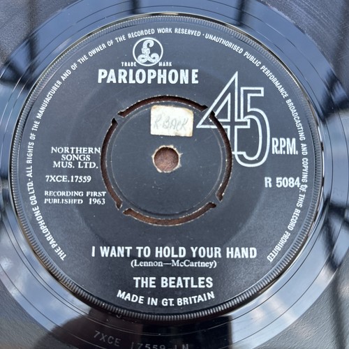 The beatles want to hold - -,